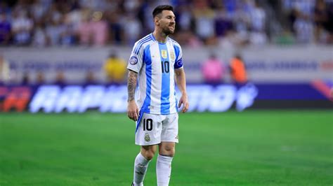 Lionel Messi, tocado, no pesó para Argentina ante Ecuador .